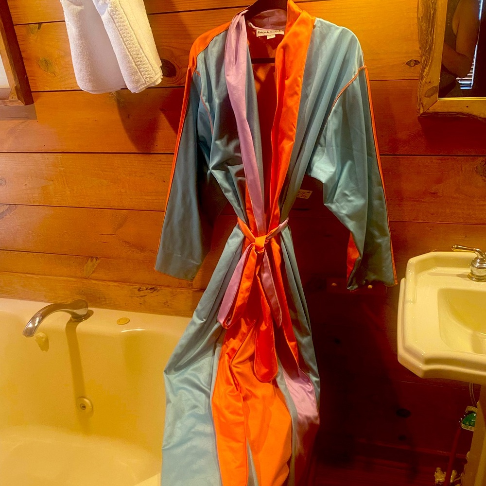 Fernando Sanchez short robe. EUC Teal , violet and peach colors.